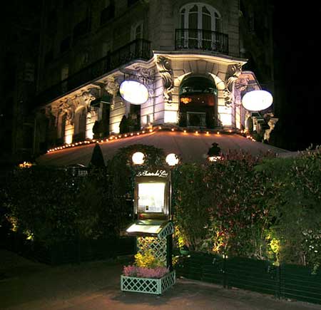 Paris and Beyond: Bar de l'Echelle - café en rose foncé