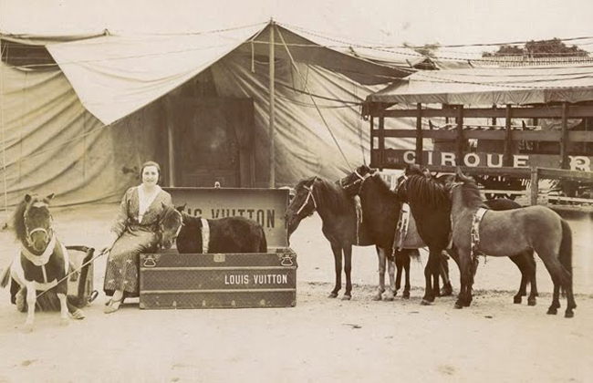 Old Louis Vuitton trunk 75 cm from the 1920s - Les Puces de Paris