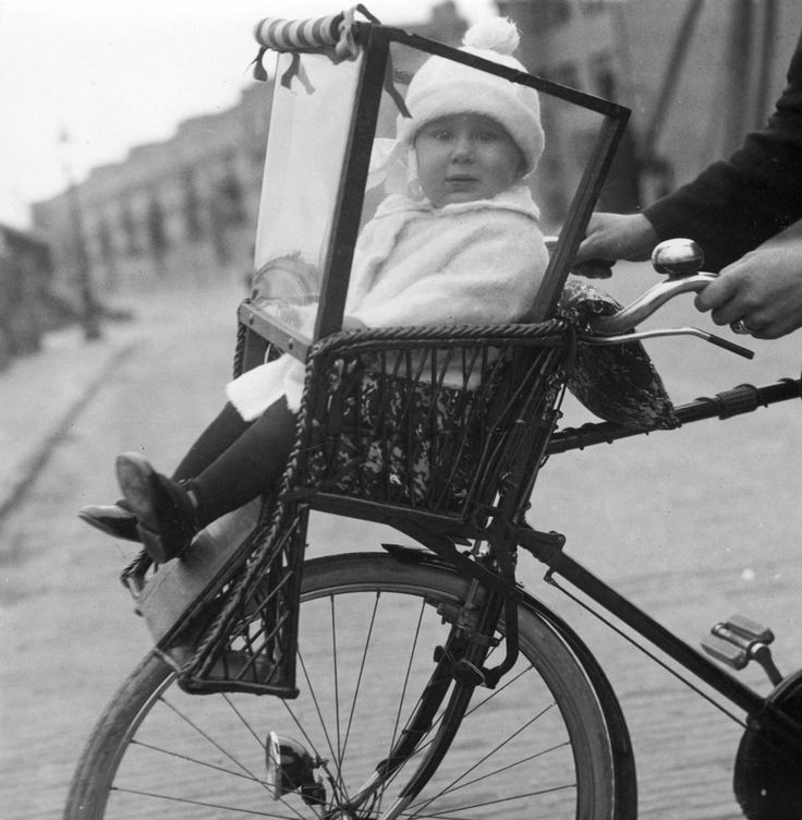 2554-5 Kinderzitje van fiets Amsterdam 1925