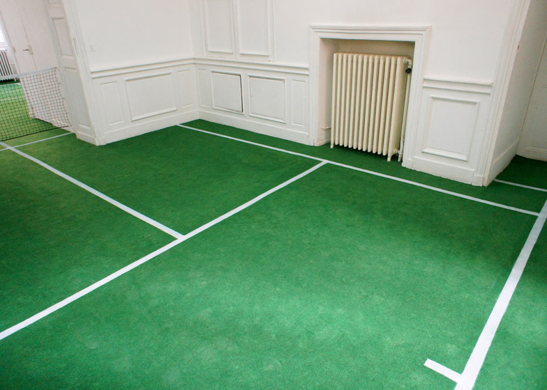 Tennis_court_installation_Benedetto_Bufalino_dezeen_784_1