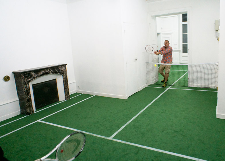 Tennis_court_installation_Benedetto_Bufalino_dezeen_784_5