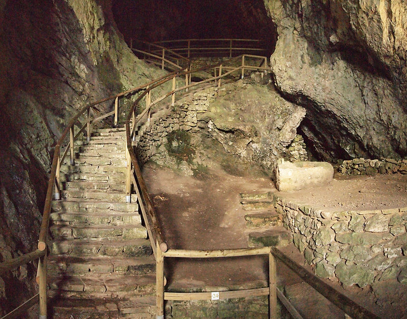 Predjama_Castle_cave