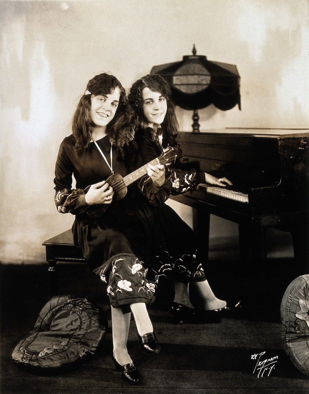 V0029601 Daisy and Violet Hilton, conjoined twins, playing piano and Credit: Wellcome Library, London. Wellcome Images images@wellcome.ac.uk http://wellcomeimages.org Daisy and Violet Hilton, conjoined twins, playing piano and ukelele. Photograph, c. 1927. 1930 Published:  -  Copyrighted work available under Creative Commons Attribution only licence CC BY 4.0 http://creativecommons.org/licenses/by/4.0/