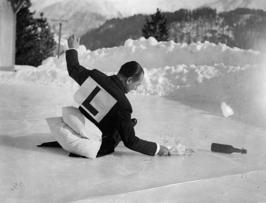Ein eislaufender Spaﬂ-Kellner in St. Moritz. Photographie. Schweiz. Um 1930 An ice-skating fun-waiter in St. Moritz. Photograph. Switzerland. Around 1930. 