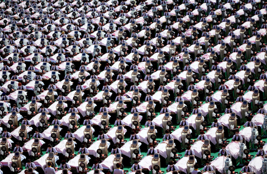 A group of 1000 customers receive a facial massage at a sports centre in Jinan, Shandong province, China, May 4, 2015. A group 1000 women were given a 30 minutes facial beauty treatment together on Monday that achieved a Guinness record for the largest group of people having beauty treatment in the same location, according to local media. REUTERS/Stringer CHINA OUT. NO COMMERCIAL OR EDITORIAL SALES IN CHINA TPX IMAGES OF THE DAY - RTX1BFST