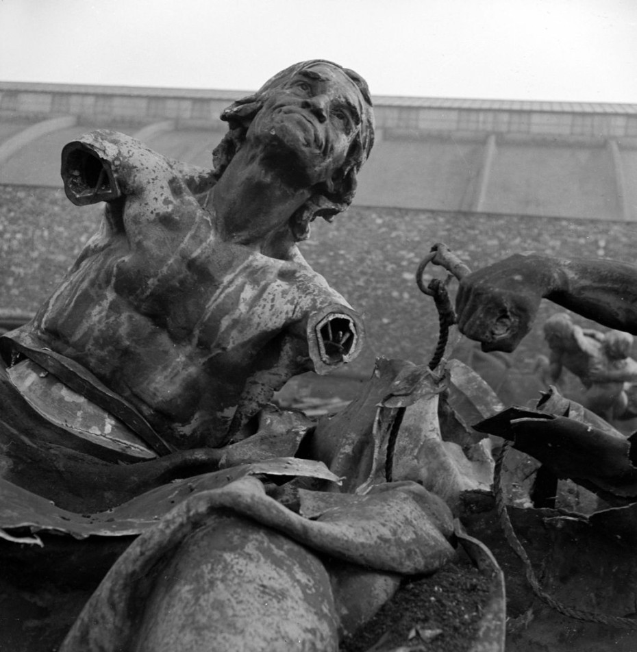 PARIS - GUERRE - LA MORT ET LES STATUES