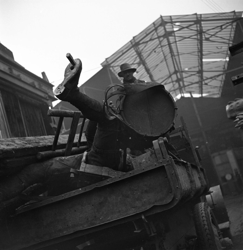 PARIS - GUERRE - LA MORT ET LES STATUES