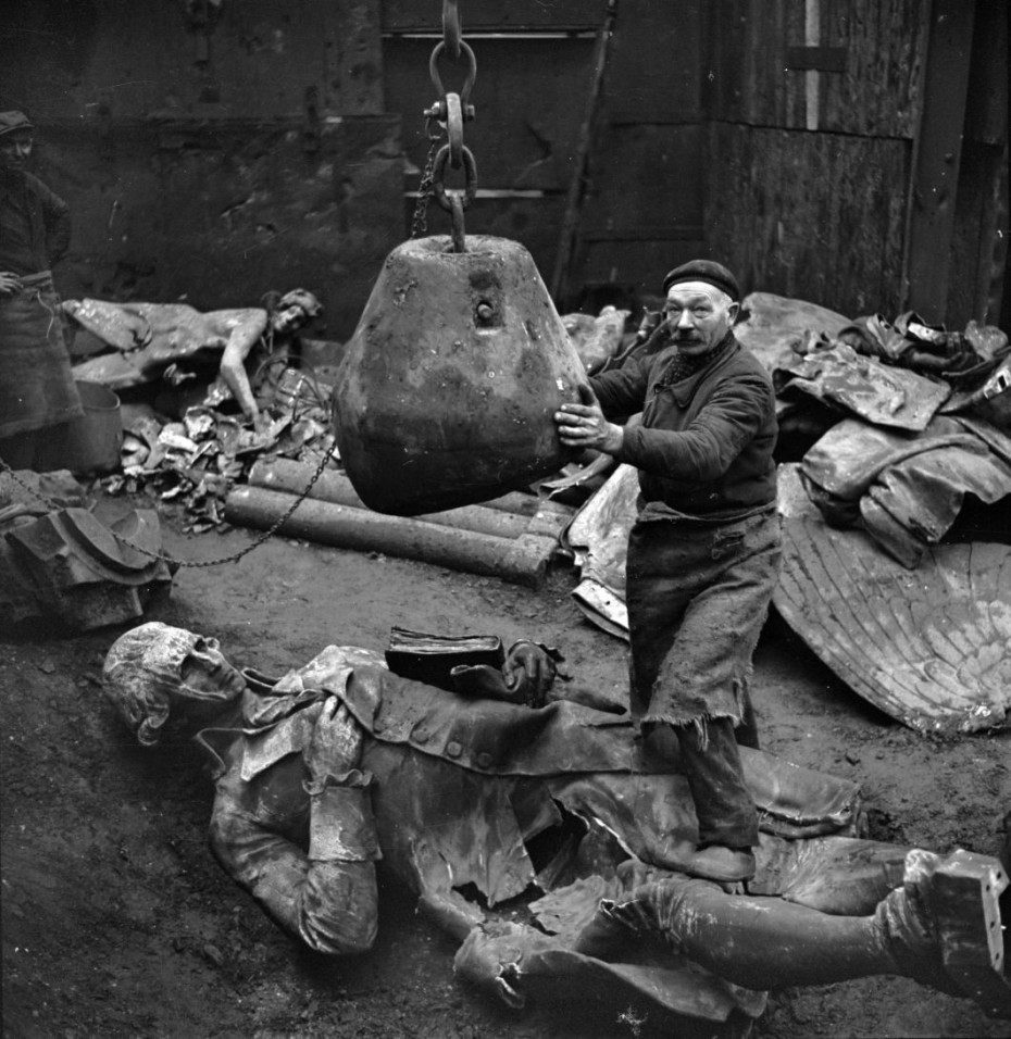 PARIS - GUERRE - LA MORT ET LES STATUES