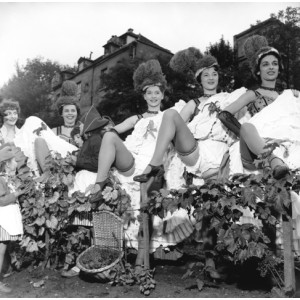 photo-paris-les-vendanges-de-montmartre-danseuses-du-moulin-rouge-1952