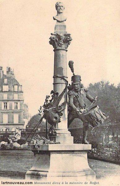 Paris Is Abuzz Over This Otherworldly Sculpture in Le Bon Marché