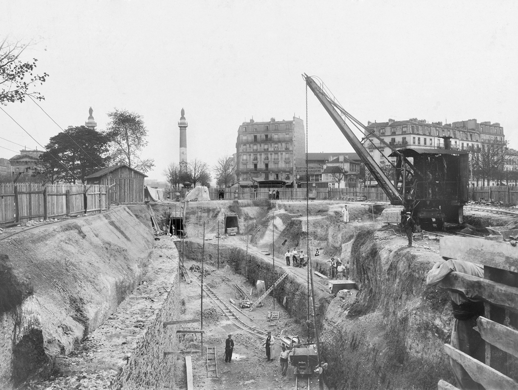 Construction du chemin de fer métropolitain municipal de Paris. Place de la Nation, construction de la station. Paris (XIème, XIIème et XXème arrondissements), 10 octobre 1901. Photographie de l'Union Photographique Française. Paris, musée Carnavalet.