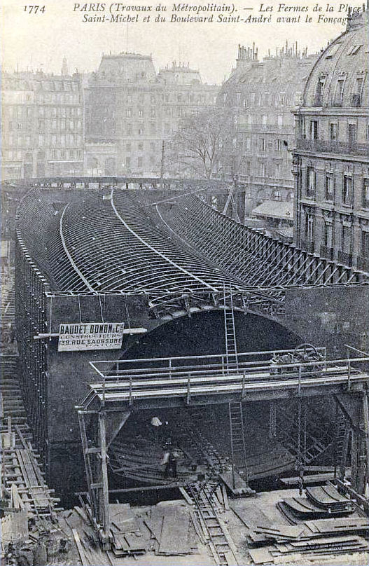 Paris_-_Travaux_du_Metropolitain_-_Les_fermes_de_la_place_Saint-Michel