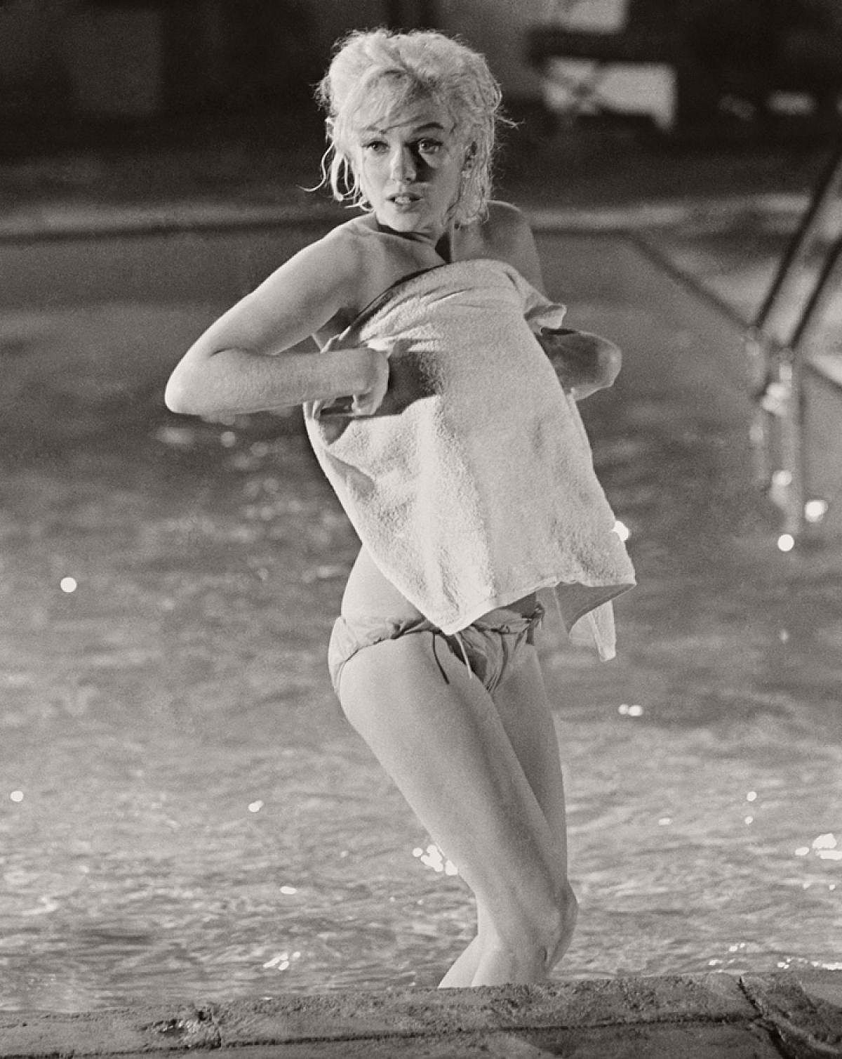 marilyn-monroe-in-the-pool-by-lawrence-schiller-1962-10