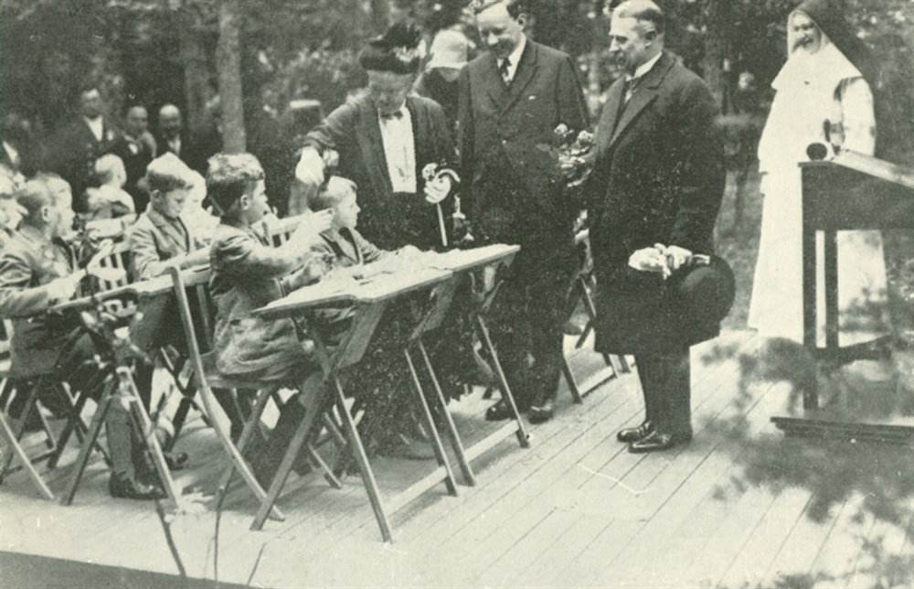 outdoor-school-koningin-emma-op-bezoek-in-de-openluchtschool-van-berg-en-bosch,-jaren-'30-klein