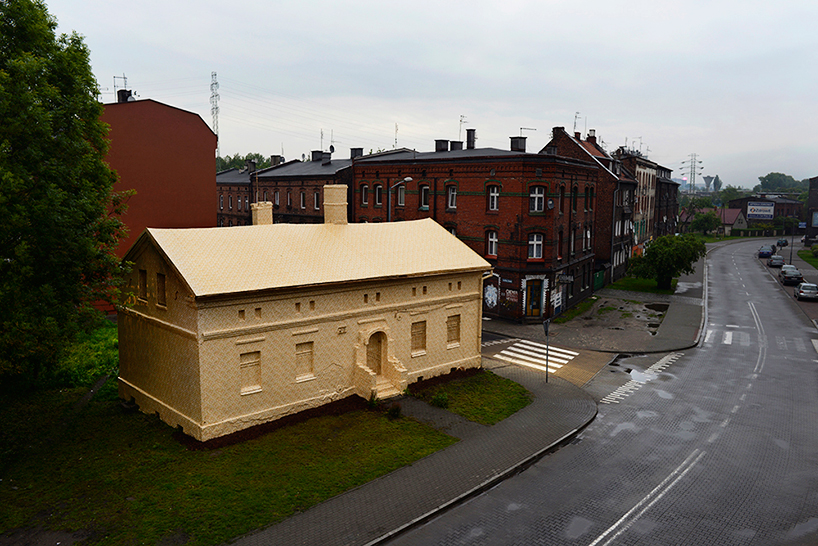 ian-strange-gold-wallpaper-building-poland-designboom-03