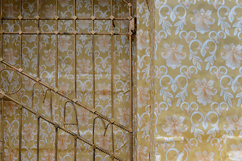ian-strange-gold-wallpaper-building-poland-designboom-05