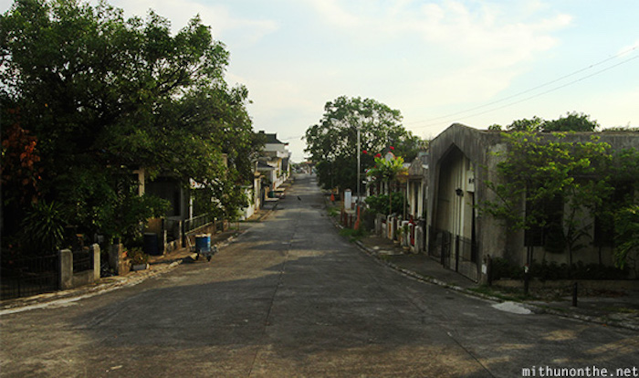 inside-chinese-cemtery-streets-manila