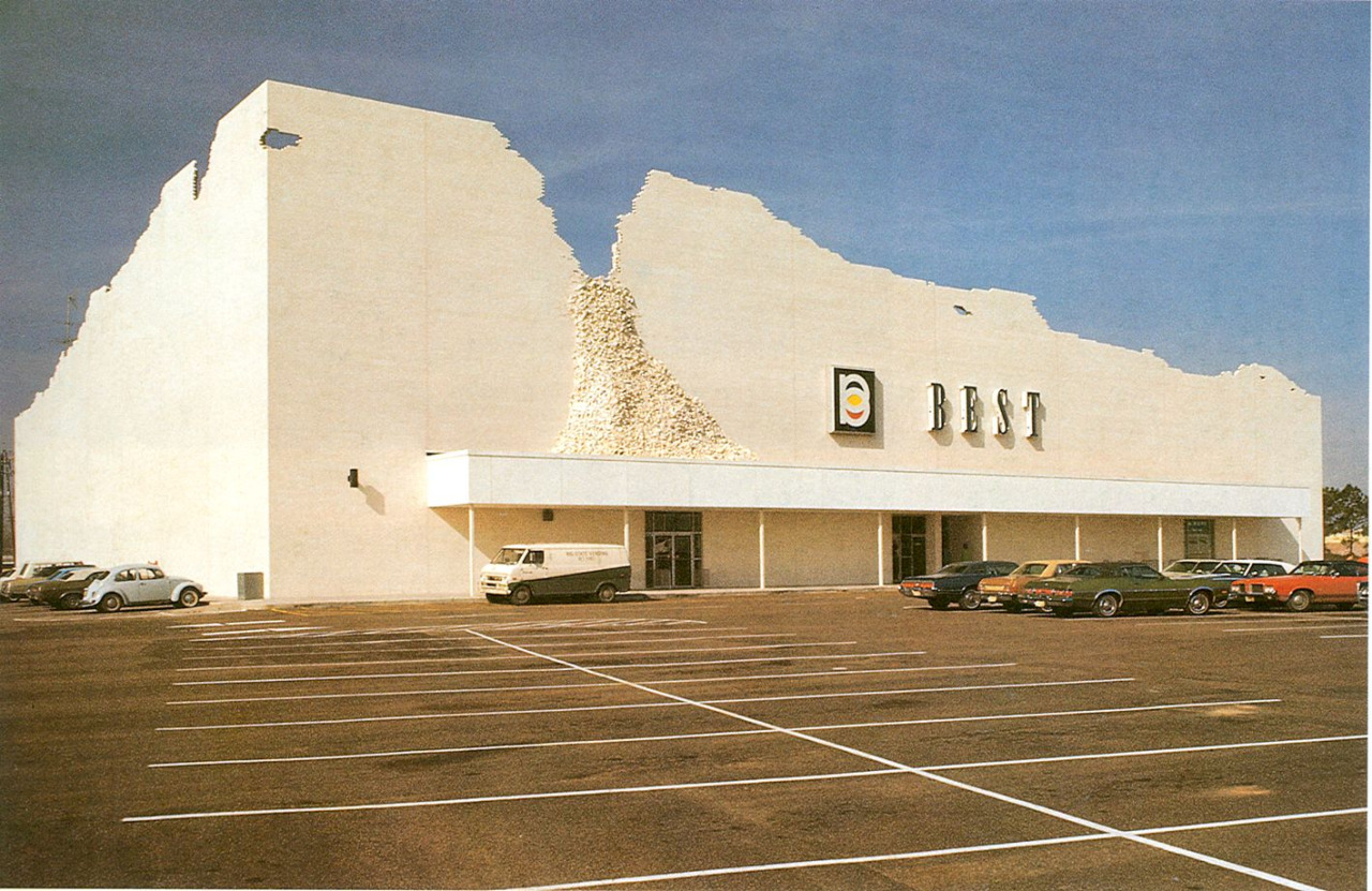 Very Rare 1970s-early 1980s Wal-Mart building. This might possibly