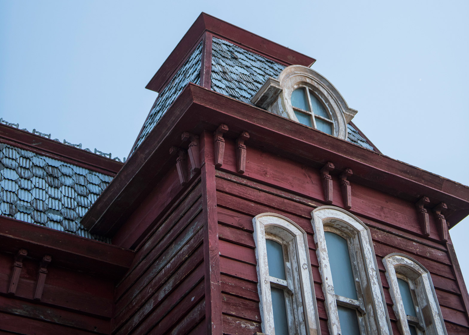 transitional-object-psychobarn-cornelia-parker-met-roof-garden-installation-new-york-usa_dezeen_1568_0