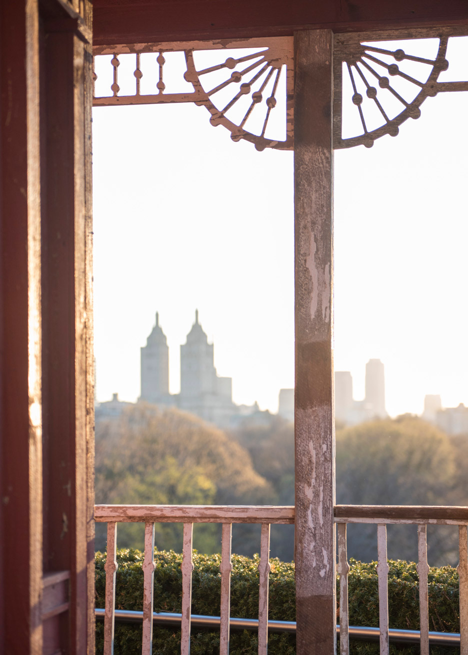 transitional-object-psychobarn-cornelia-parker-met-roof-garden-installation-new-york-usa_dezeen_936_2