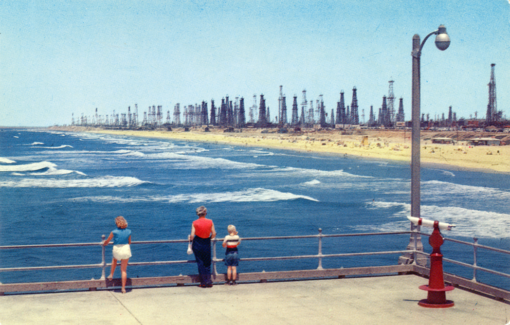 Looking_North_along_the_coast_toward_Long_Beach_Huntington_Beach_California_GW_310