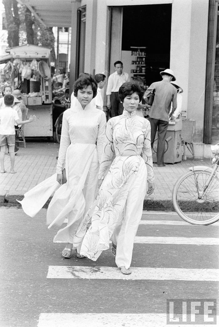 Vietnamese Girls on Saigon's Streets in the 1960s (3)