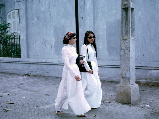 Young Girls on Saigon Streets in the 1960s (1)