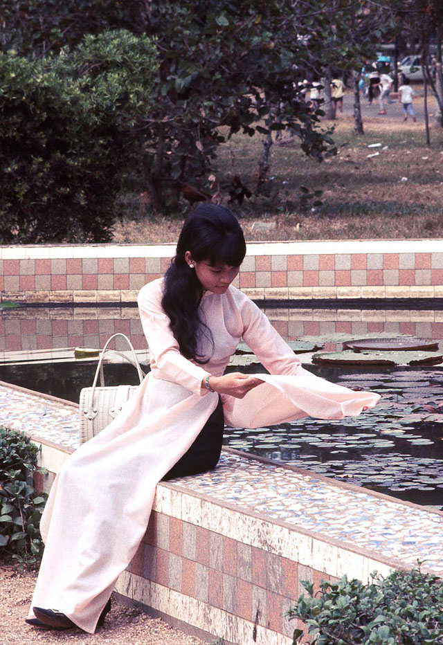 Young Girls on Saigon Streets in the 1960s (10)