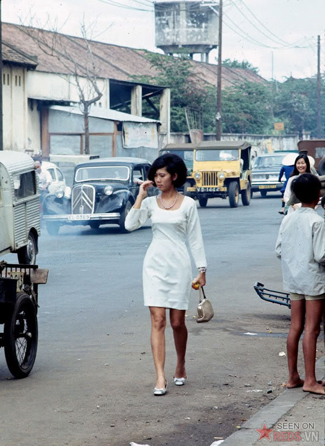 Young Girls on Saigon Streets in the 1960s (15)
