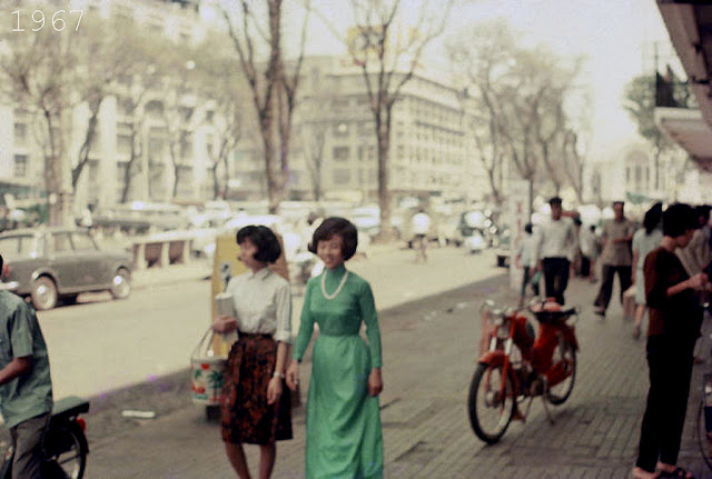Young Girls on Saigon Streets in the 1960s (7)