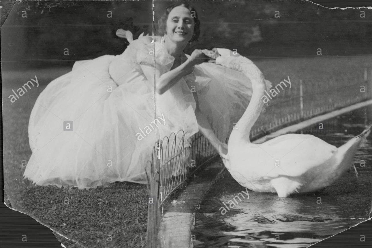 anna-pavlova-dancer-with-a-swan-at-home-DX1FT6