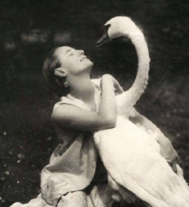 anna-pavlova-with-her-pet-swan-jack (1)