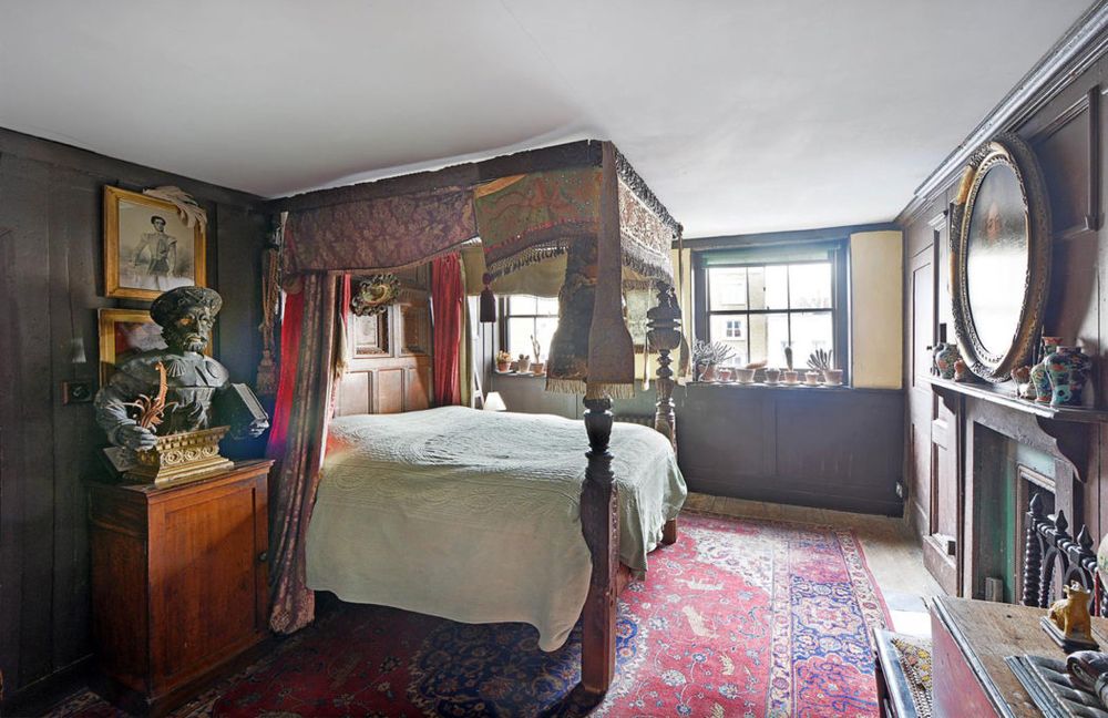 bedroom-Malplaquet-House-1050x680