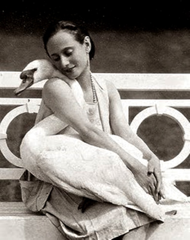 la-danseuse-anna-pavlova-with-her-pet-swan-jack-1905-via-artprints (1)