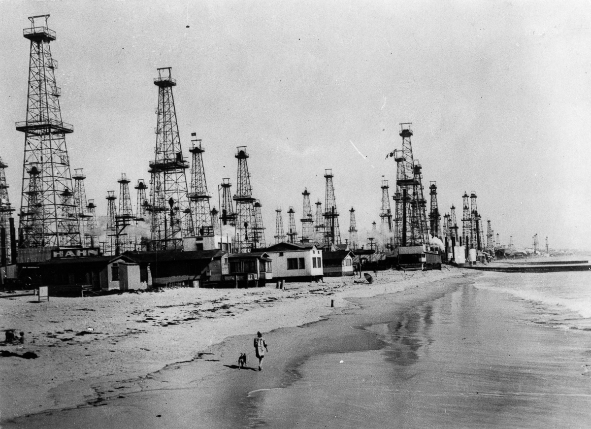 circa 1920: The oilfield at Venice, California. (Photo by Keystone/Getty Images)