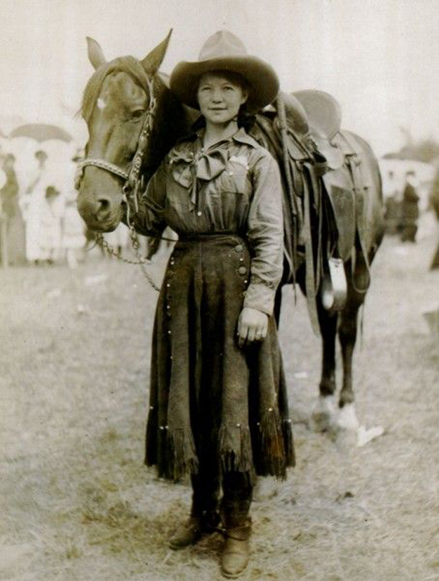 Cowgirls in the early 20th century (18)