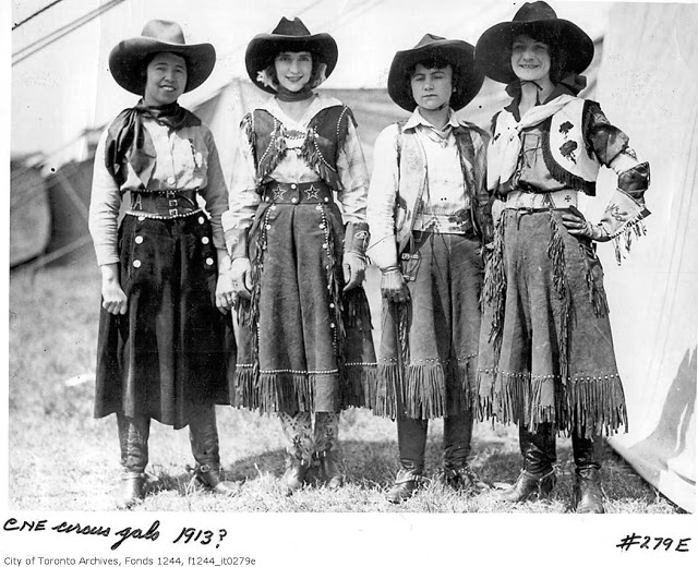 Cowgirls in the early 20th century (4)