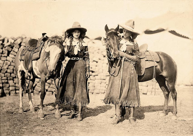 Cowgirls in the early 20th century (7)