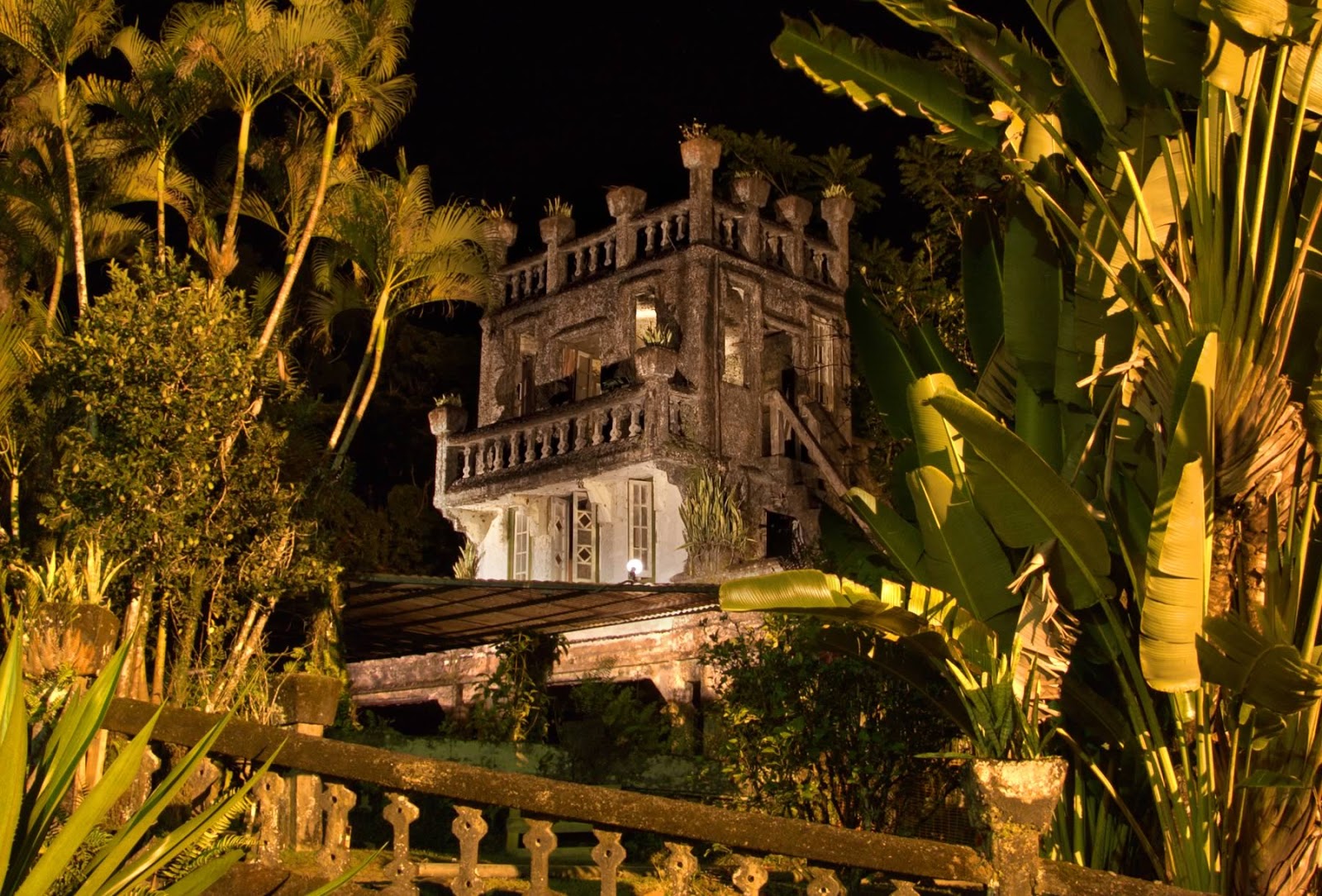 paronalla-top-castle-at-night