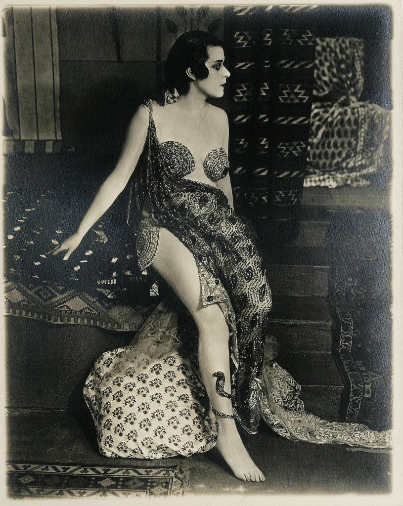 theda_bara-1917-07-cleopatra-066c_zpsc2071f0c