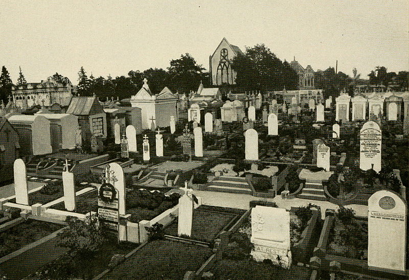 https://upload.wikimedia.org/wikipedia/commons/thumb/a/ae/St_Roch_Cemetery_and_Miracle_Chapel_Winter_in_New_Orleans_1912.jpg/800px-St_Roch_Cemetery_and_Miracle_Chapel_Winter_in_New_Orleans_1912.jpg