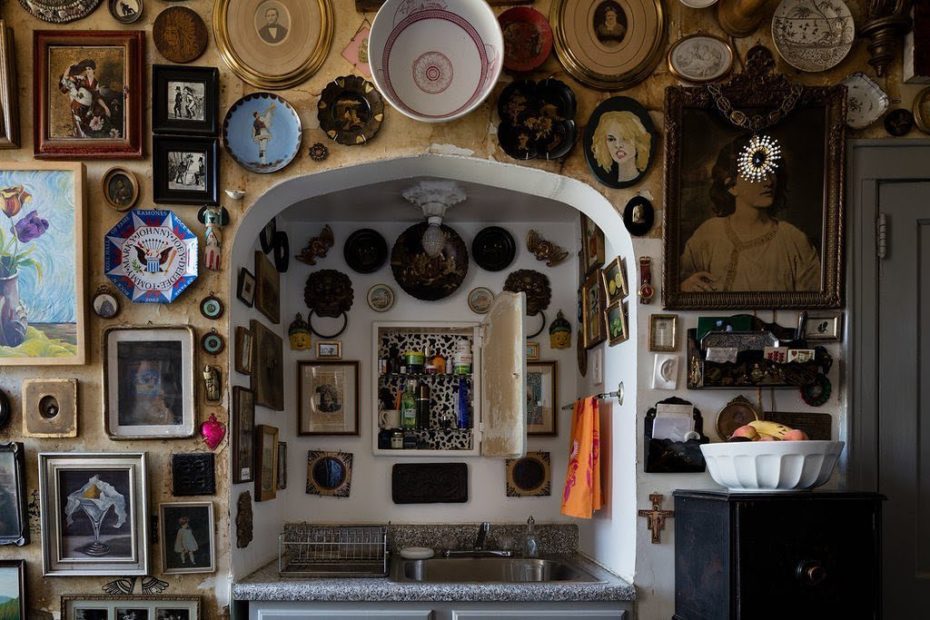 Comorama Waakzaamheid Altijd Life Inside a Genie's Lamp, in Brooklyn