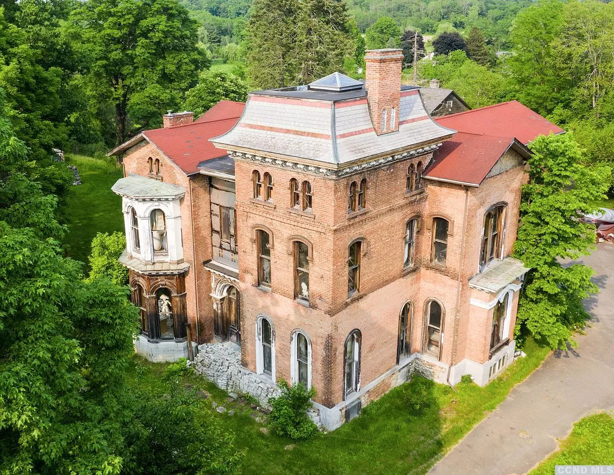 Who Will Rescue this New York Manor Worthy of a Tim Burton Movie?