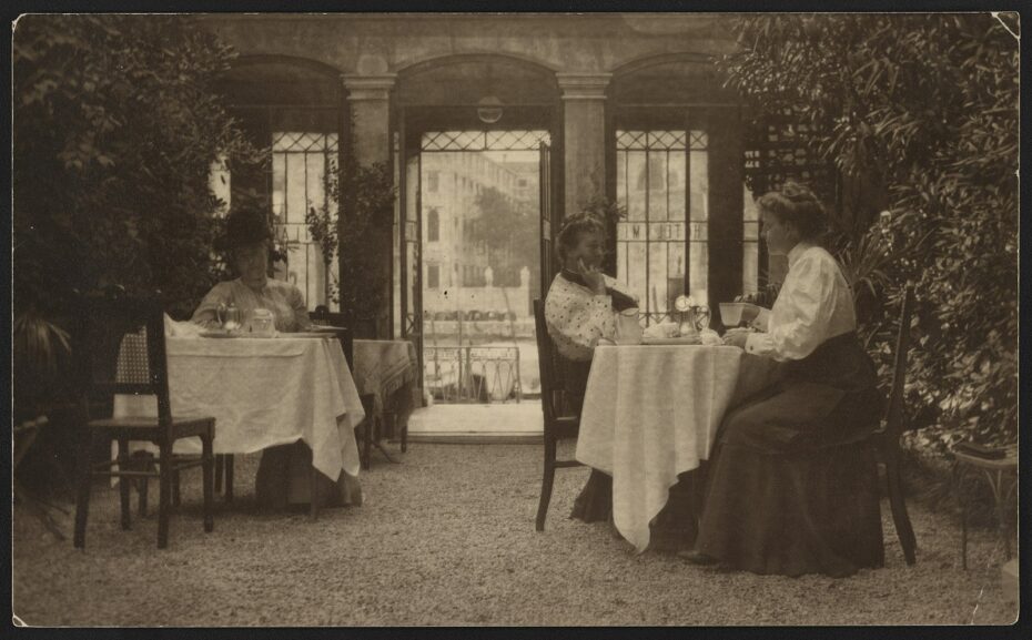 COMO O PICTORIALISMO FEZ DA FOTOGRAFIA ARTE 1599px France B. Johnston and Mrs. Gertrude Kasebier on Patio of a Venetian Hotel 1905